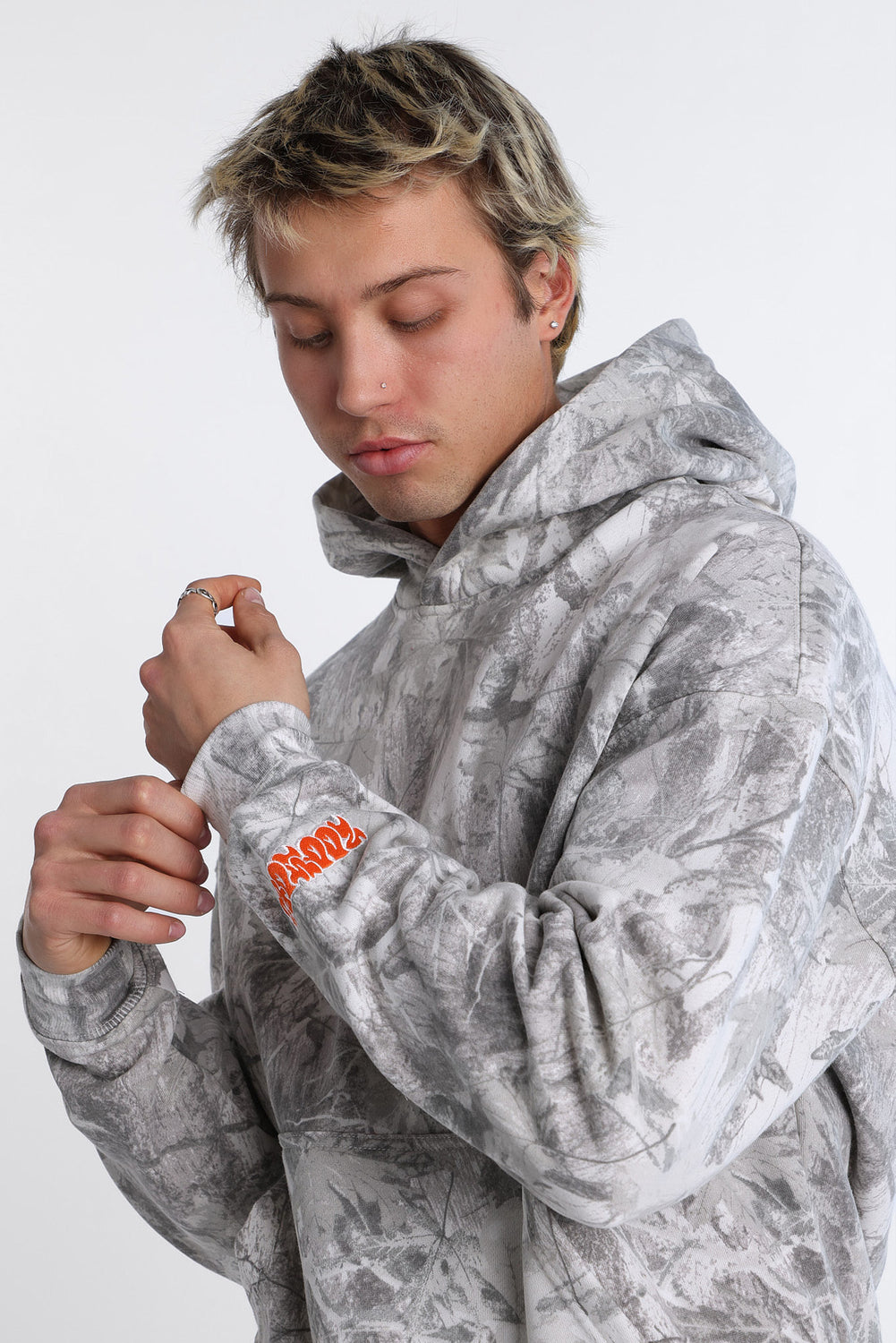 Haut à capuchon camouflage à logo brodé Zoo York Haut à capuchon camouflage à logo brodé Zoo York