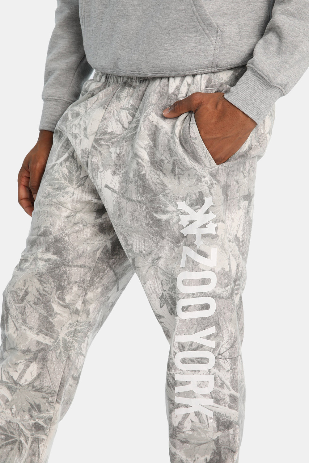 Jogger en molleton camouflage arbre imprimé logo Zoo York Jogger en molleton camouflage arbre imprimé logo Zoo York