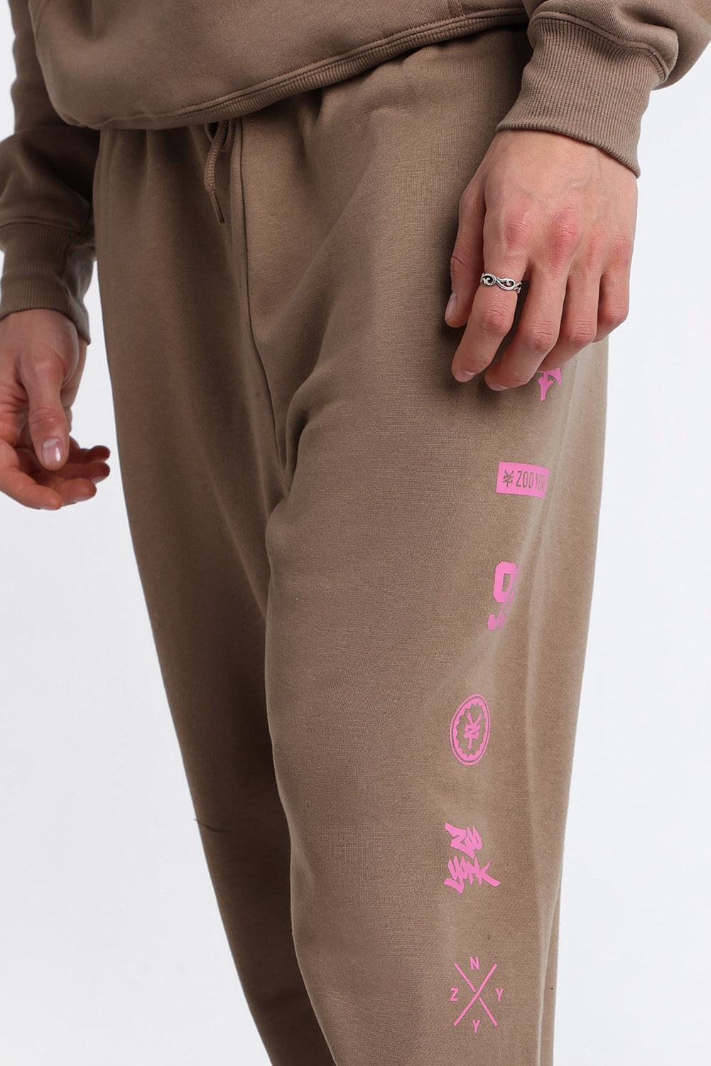 Zoo York Contrast Logo Straight Leg Sweatpants Zoo York Contrast Logo Straight Leg Sweatpants