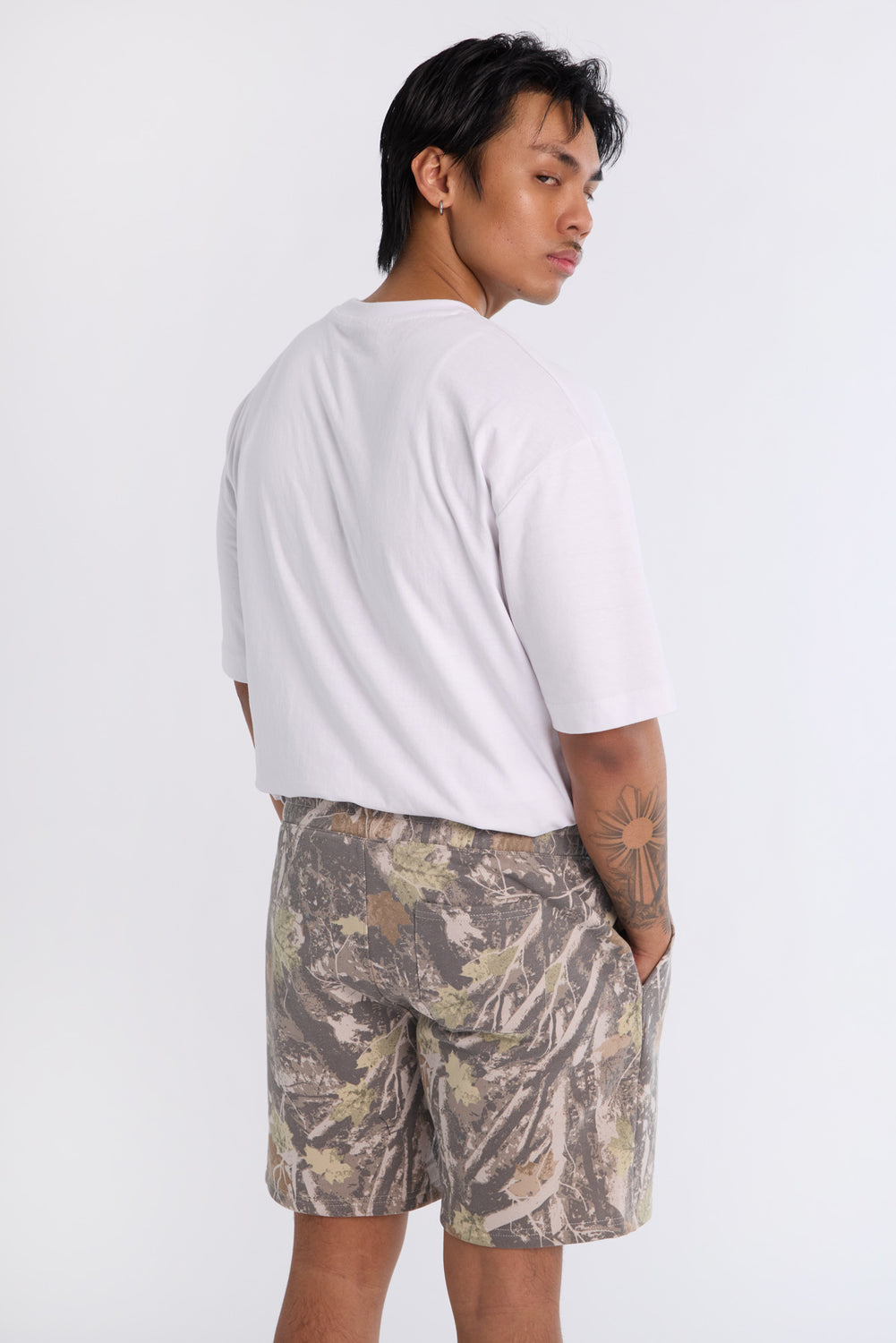 Short en molleton motif camouflage d'arbres Arsenic homme Short en molleton motif camouflage d'arbres Arsenic homme