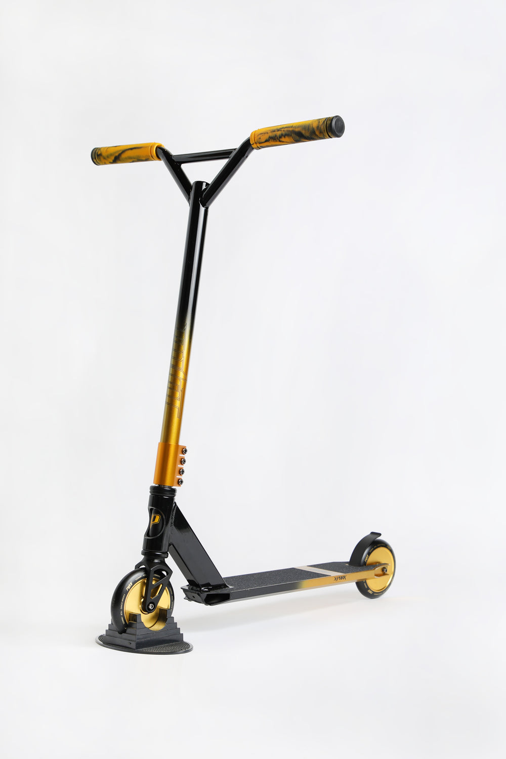 Trottinette Pivot X-Park noire et dorée Trottinette Pivot X-Park noire et dorée