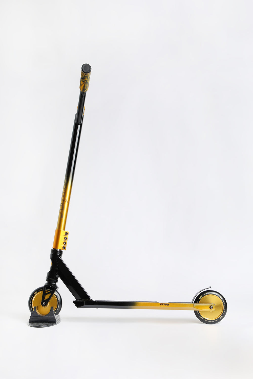 Trottinette Pivot X-Park noire et dorée Trottinette Pivot X-Park noire et dorée