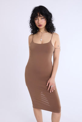 Robe moulante sans manches à coupe midi