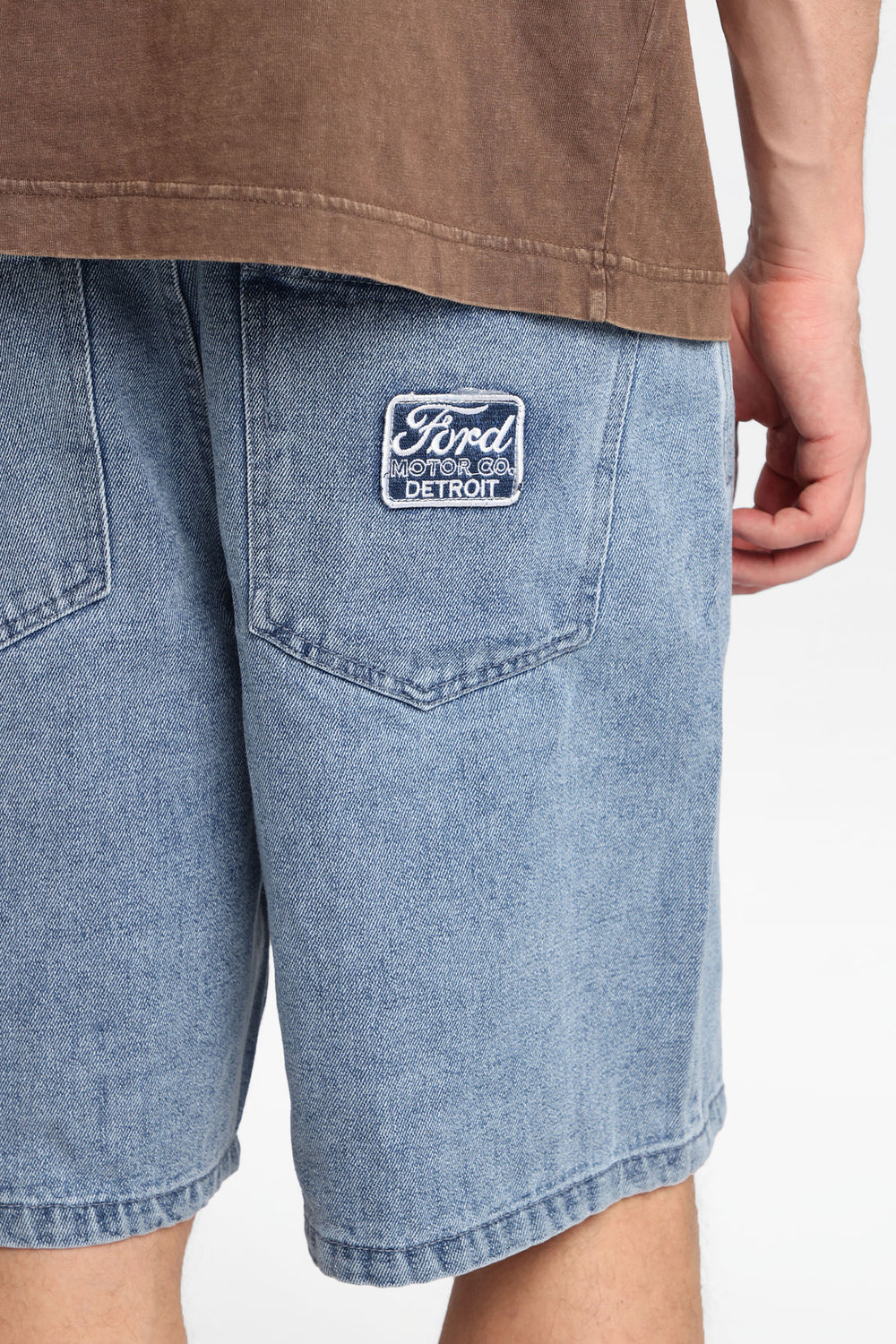 Short en denim ample à écusson Ford Motor Co. Detroit brodé Short en denim ample à écusson Ford Motor Co. Detroit brodé