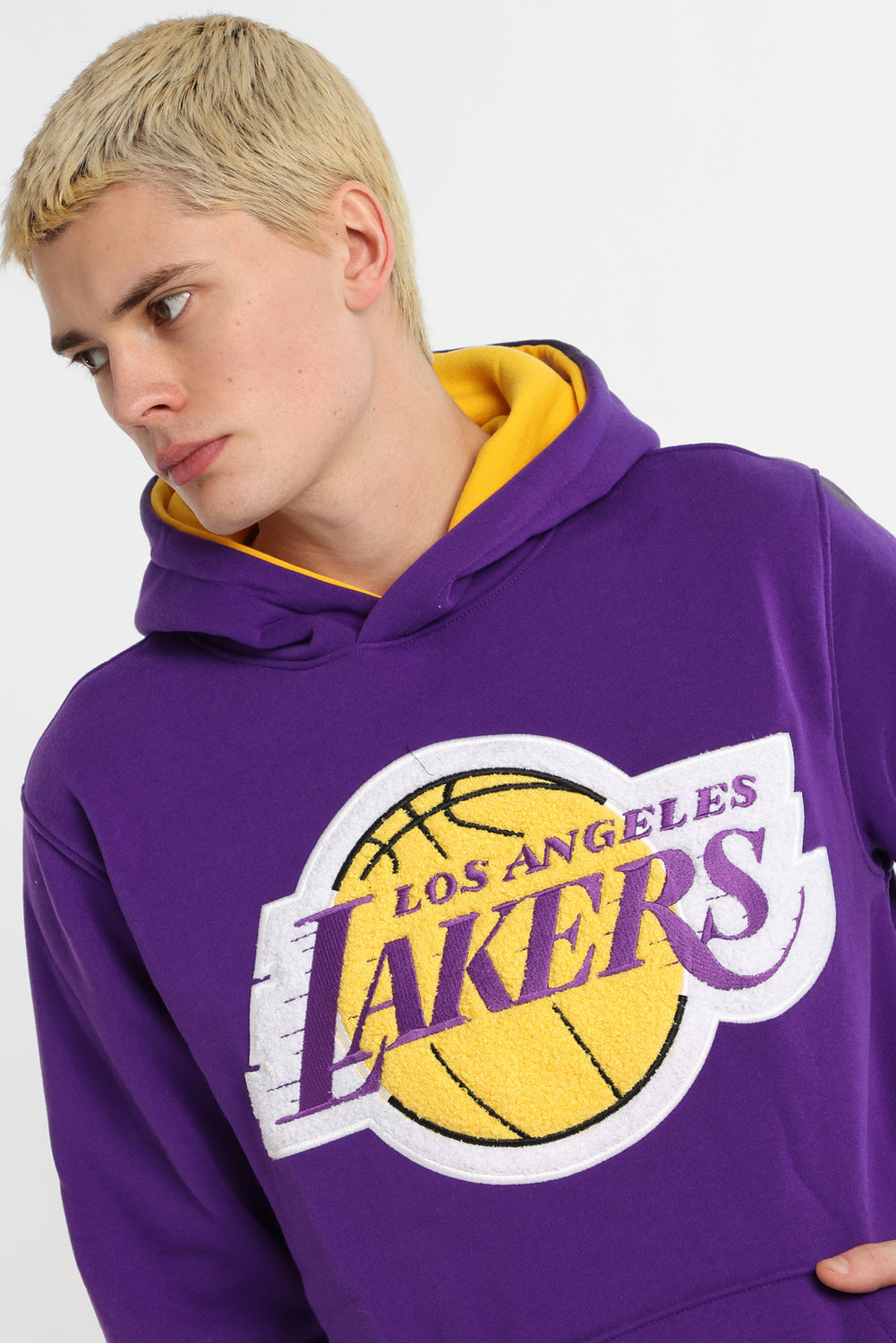 Haut à capuchon à contraste logo chenille Los Angeles Lakers Haut à capuchon à contraste logo chenille Los Angeles Lakers