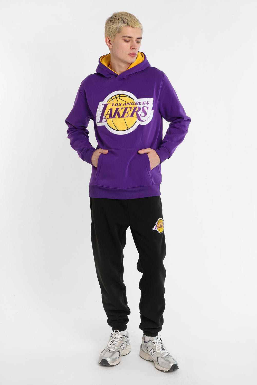 Haut à capuchon à contraste logo chenille Los Angeles Lakers Haut à capuchon à contraste logo chenille Los Angeles Lakers