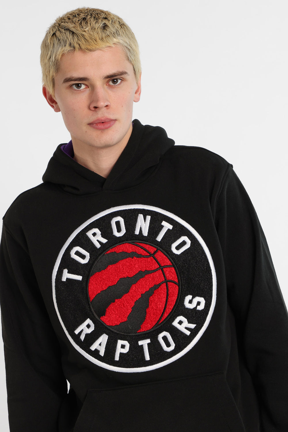 Haut à capuchon à contraste logo chenille Toronto Raptors Haut à capuchon à contraste logo chenille Toronto Raptors
