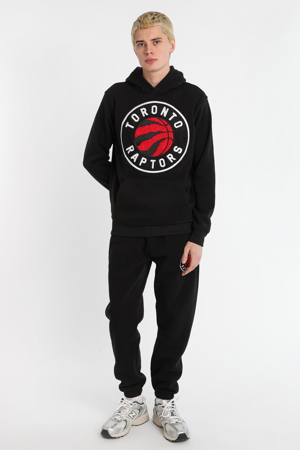 Haut à capuchon à contraste logo chenille Toronto Raptors Haut à capuchon à contraste logo chenille Toronto Raptors