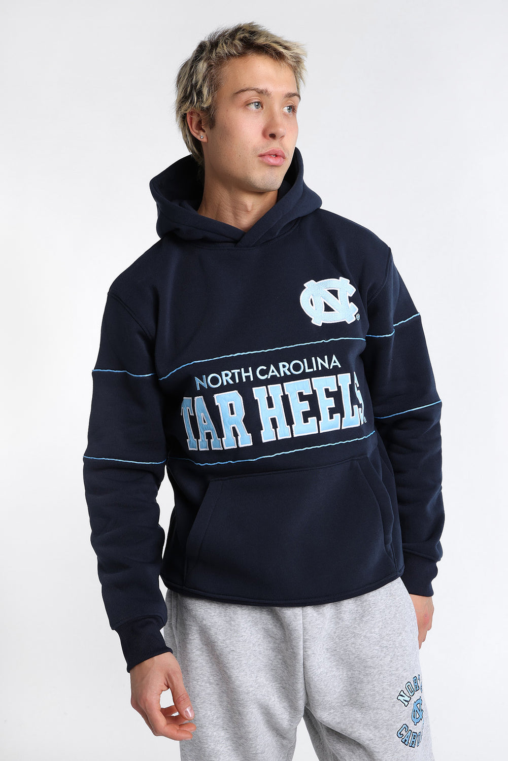 Haut à capuchon à panneaux brodé North Carolina Tar Heels Haut à capuchon à panneaux brodé North Carolina Tar Heels