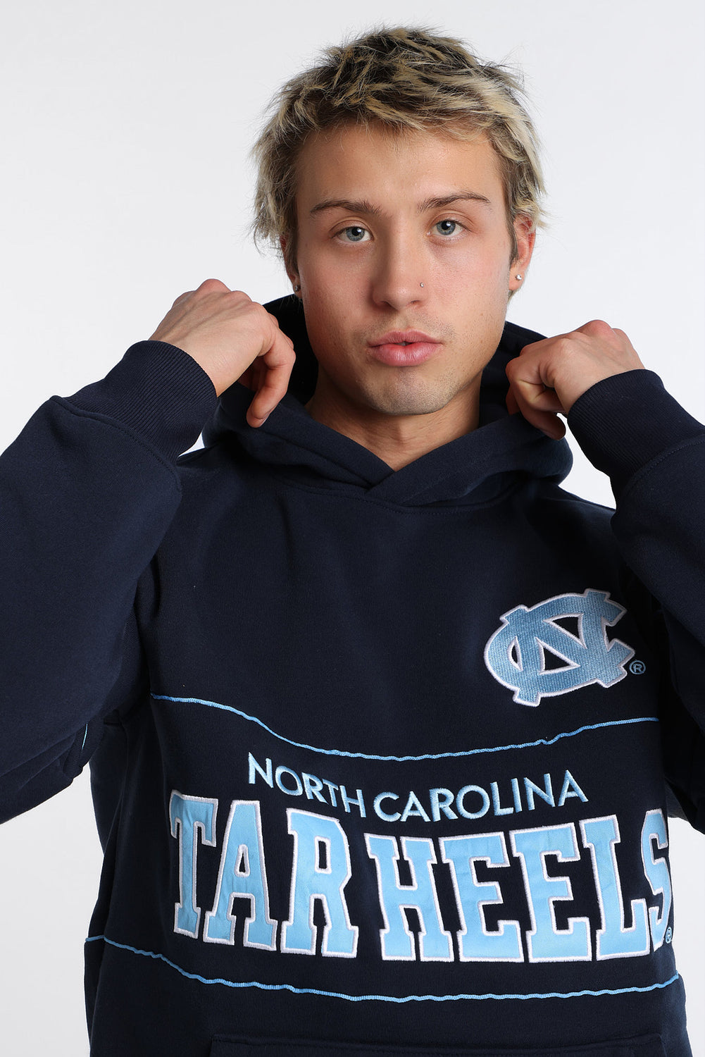 Haut à capuchon à panneaux brodé North Carolina Tar Heels Haut à capuchon à panneaux brodé North Carolina Tar Heels