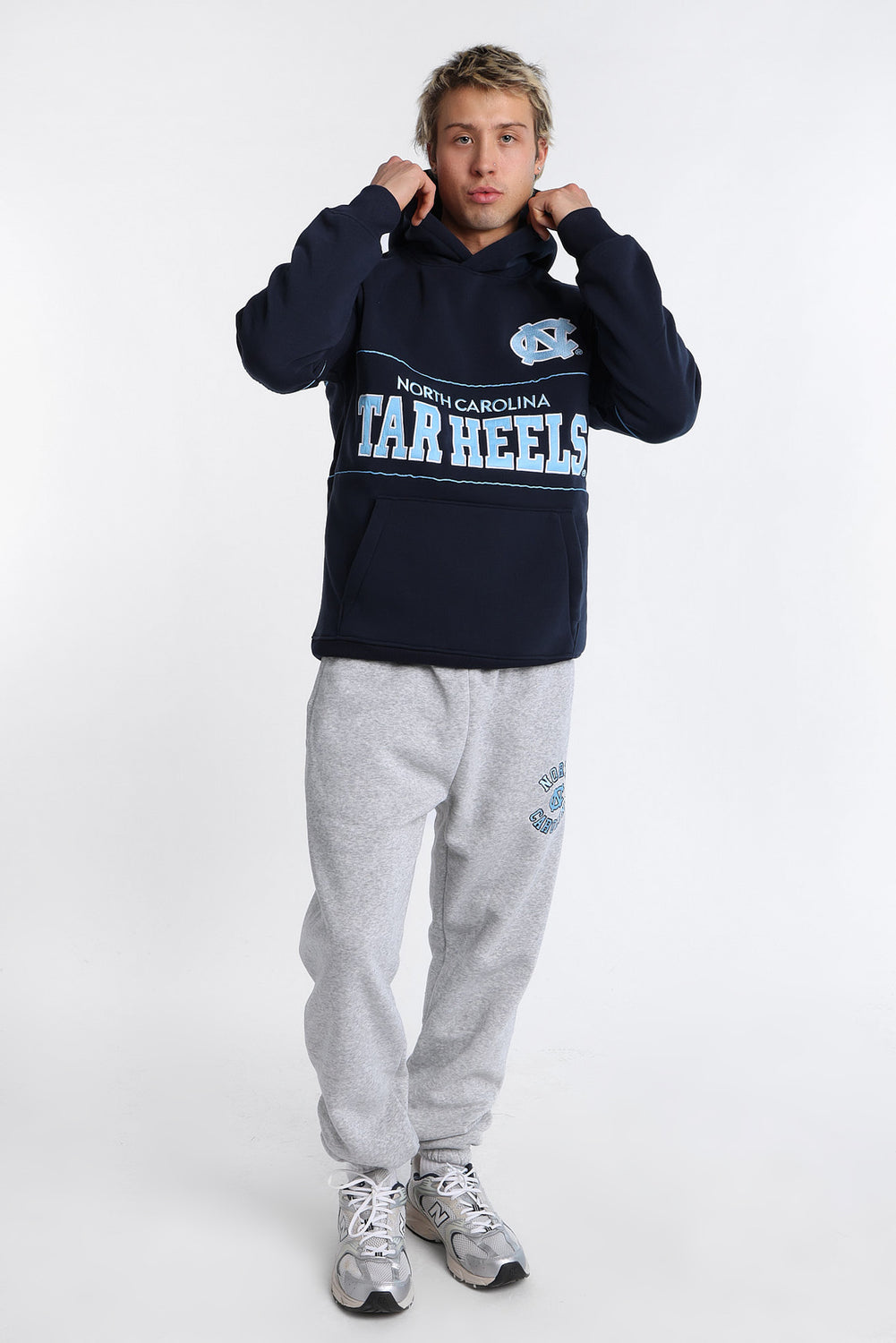 Haut à capuchon à panneaux brodé North Carolina Tar Heels Haut à capuchon à panneaux brodé North Carolina Tar Heels