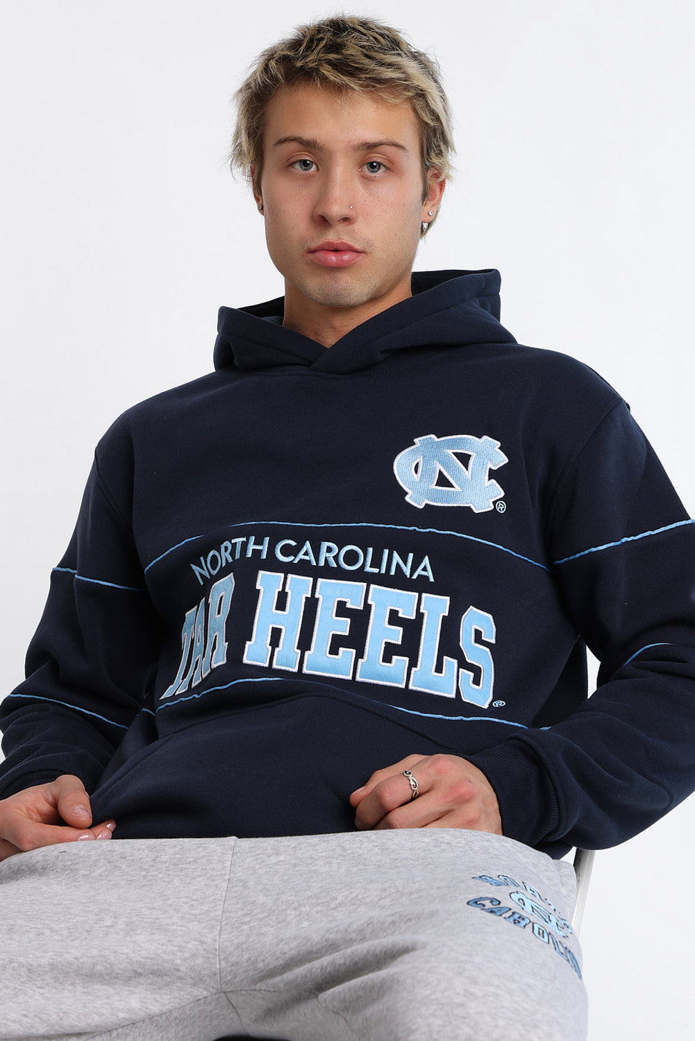 Haut à capuchon à panneaux brodé North Carolina Tar Heels Haut à capuchon à panneaux brodé North Carolina Tar Heels