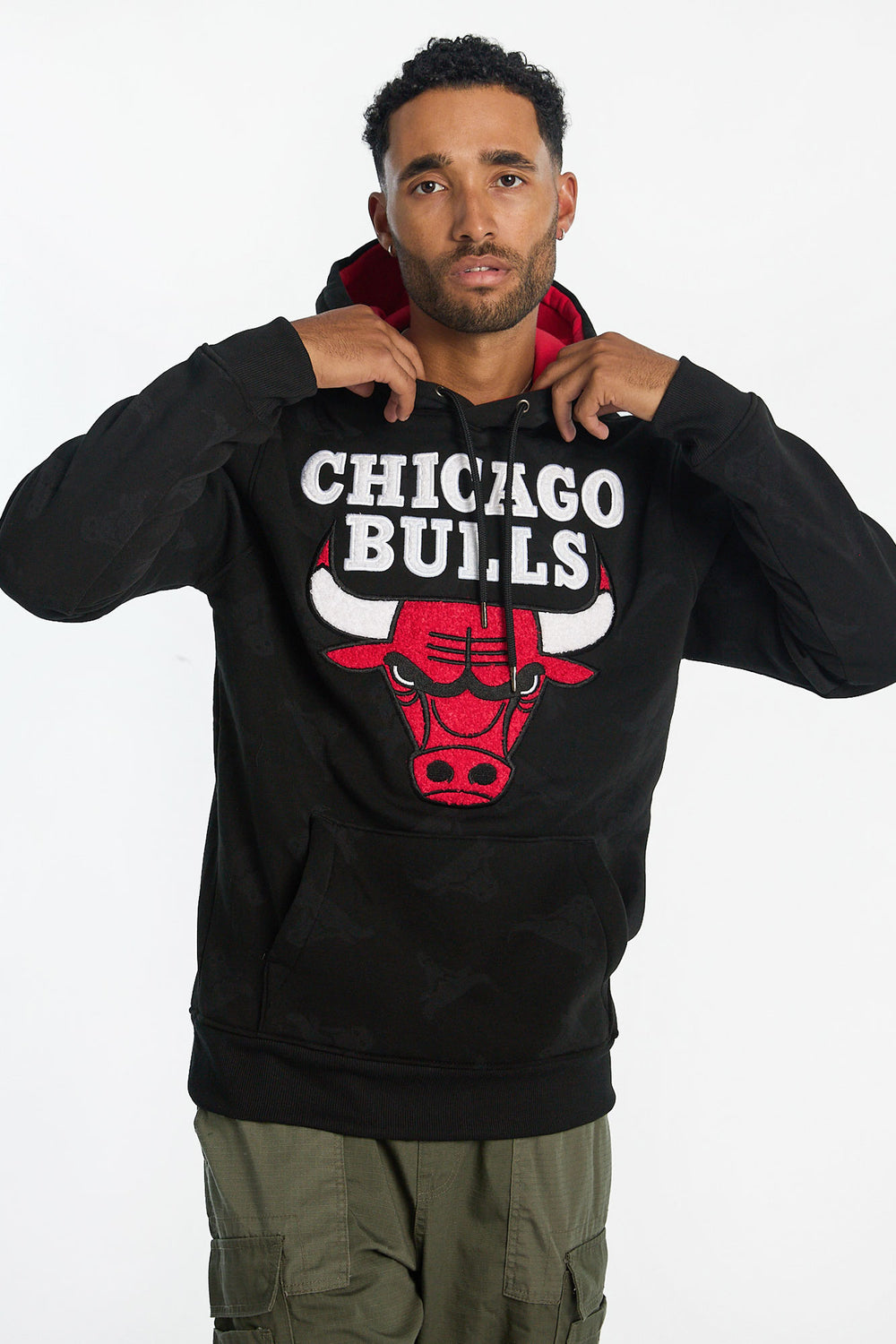 Haut à capuchon imprimé ton sur ton et logo chenille Chicago Bulls homme Haut à capuchon imprimé ton sur ton et logo chenille Chicago Bulls homme