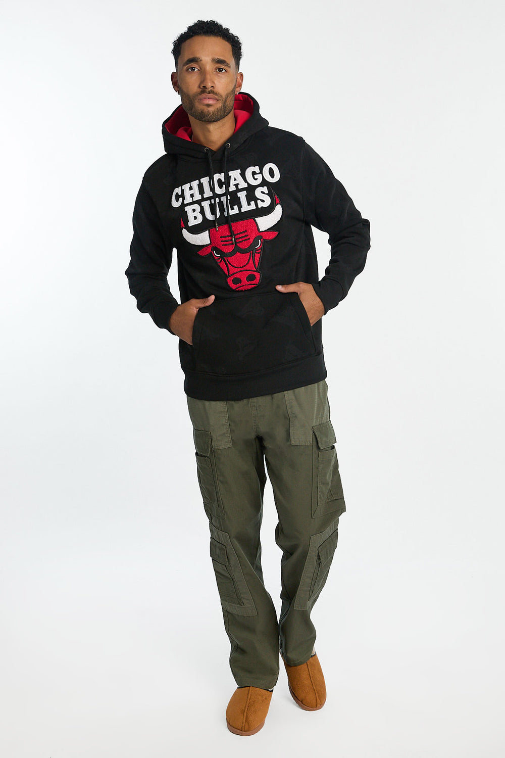 Haut à capuchon imprimé ton sur ton et logo chenille Chicago Bulls homme Haut à capuchon imprimé ton sur ton et logo chenille Chicago Bulls homme