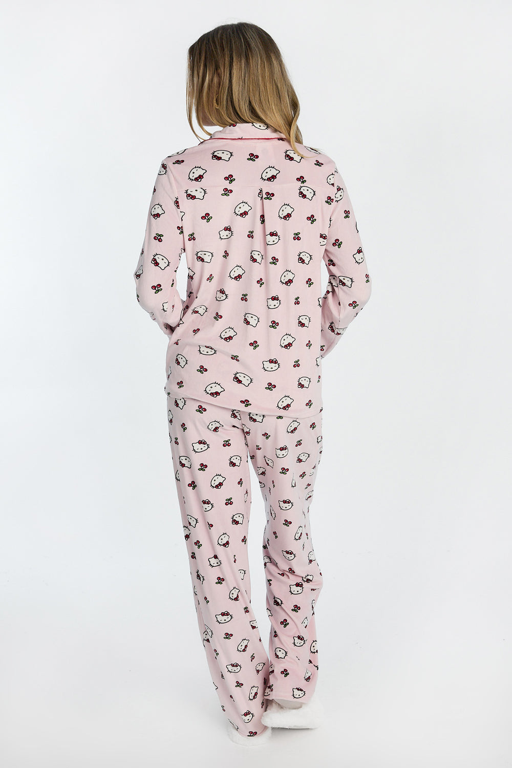 Ensemble de pyjama en velours 2 pièces cerises Hello Kitty Ensemble de pyjama en velours 2 pièces cerises Hello Kitty - West49