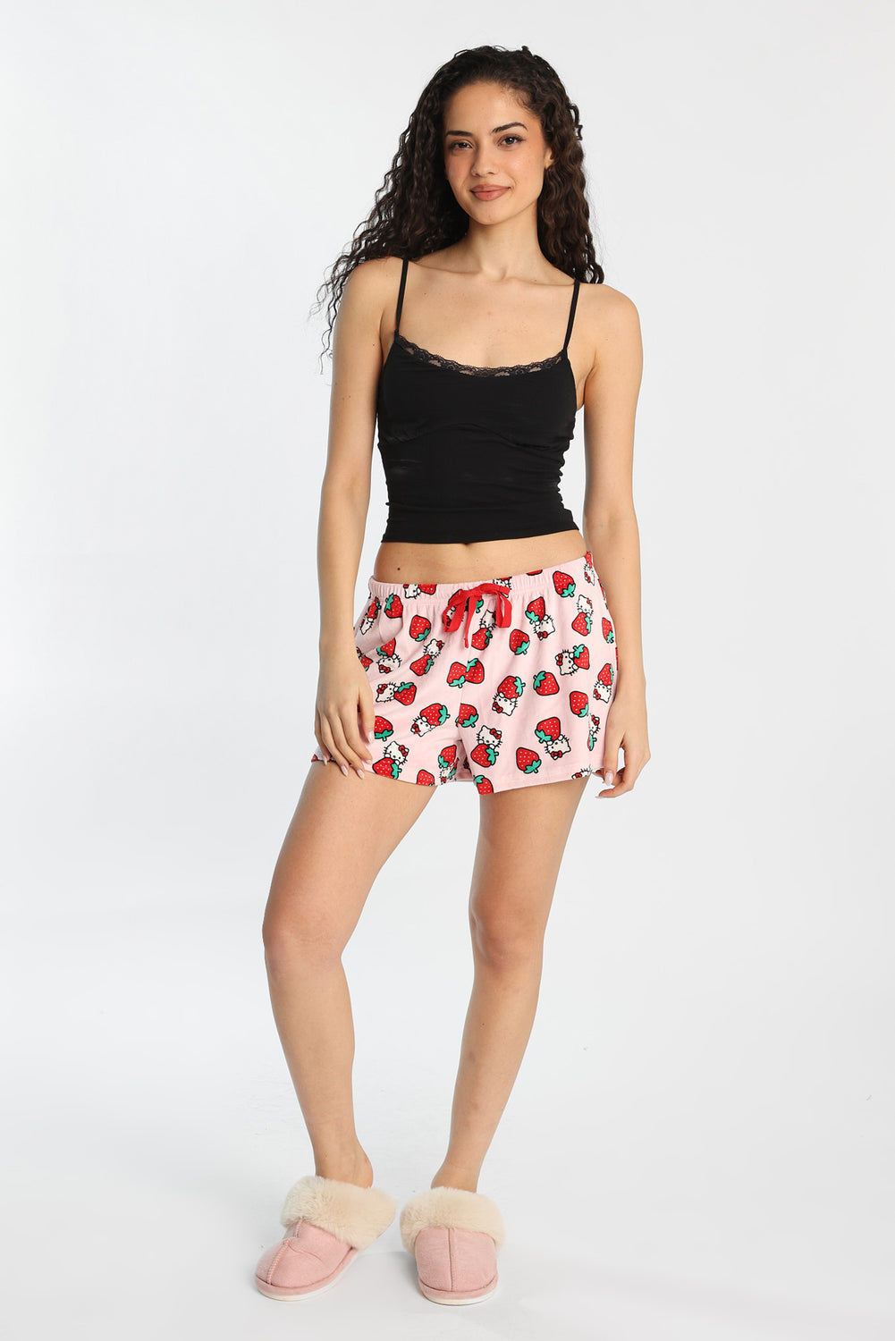 Short de pyjama en velour imprimé de fraises Hello Kitty Short de pyjama en velour imprimé de fraises Hello Kitty