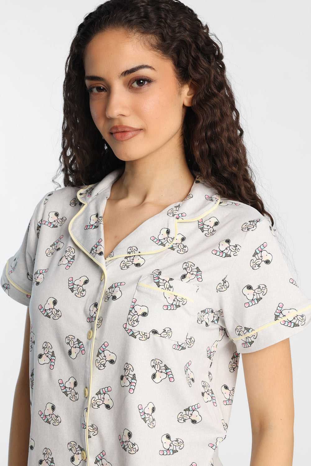 Ensemble chemise et short pyjama imprimé de crème glacée Snoopy Peanuts Ensemble chemise et short pyjama imprimé de crème glacée Snoopy Peanuts