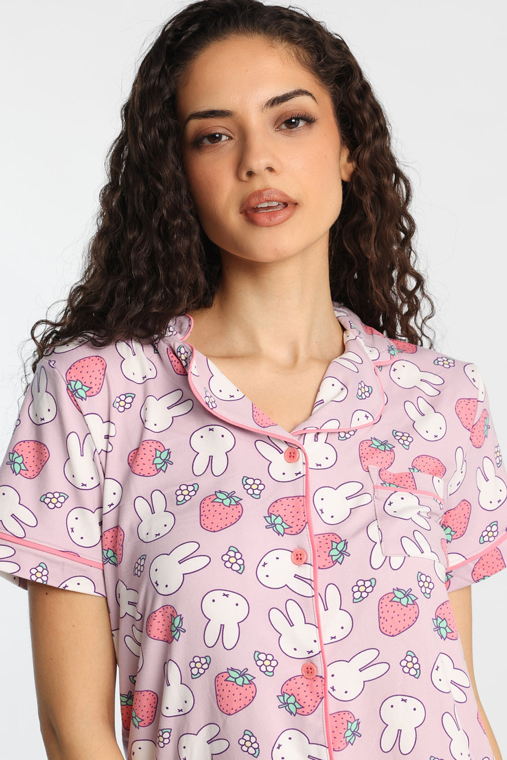 Ensemble chemise et short pyjama imprimé de fraises Miffy Ensemble chemise et short pyjama imprimé de fraises Miffy