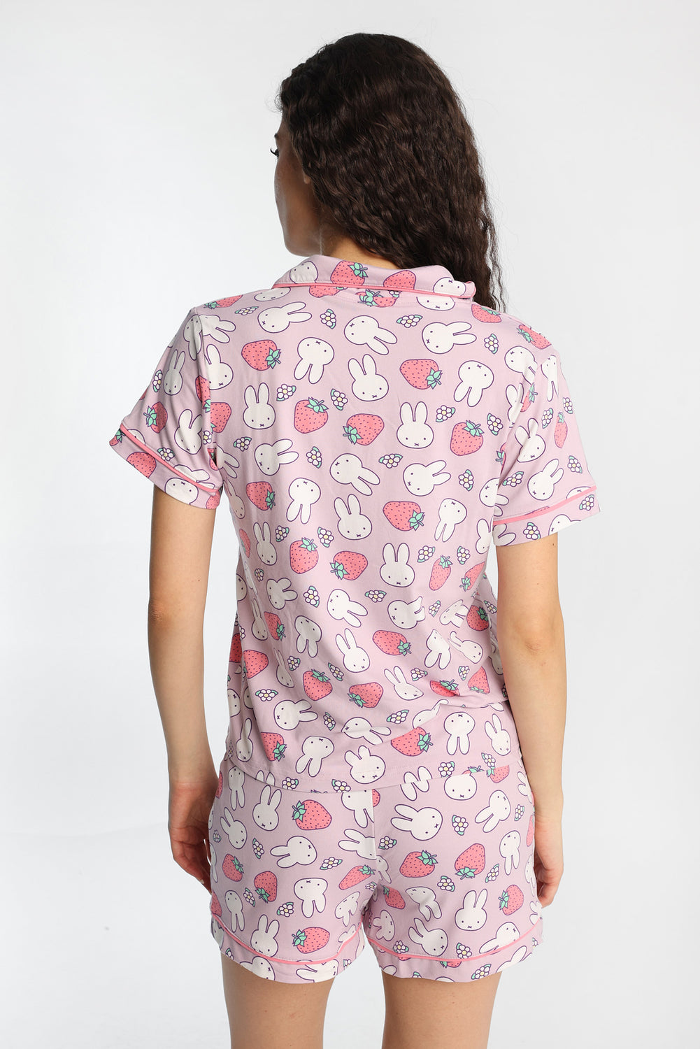 Ensemble chemise et short pyjama imprimé de fraises Miffy Ensemble chemise et short pyjama imprimé de fraises Miffy