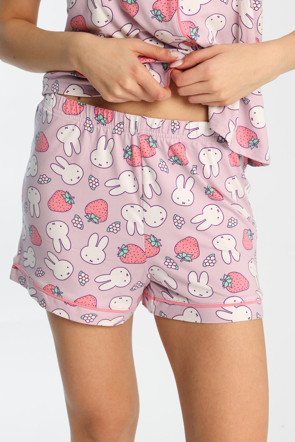 Ensemble chemise et short pyjama imprimé de fraises Miffy Ensemble chemise et short pyjama imprimé de fraises Miffy