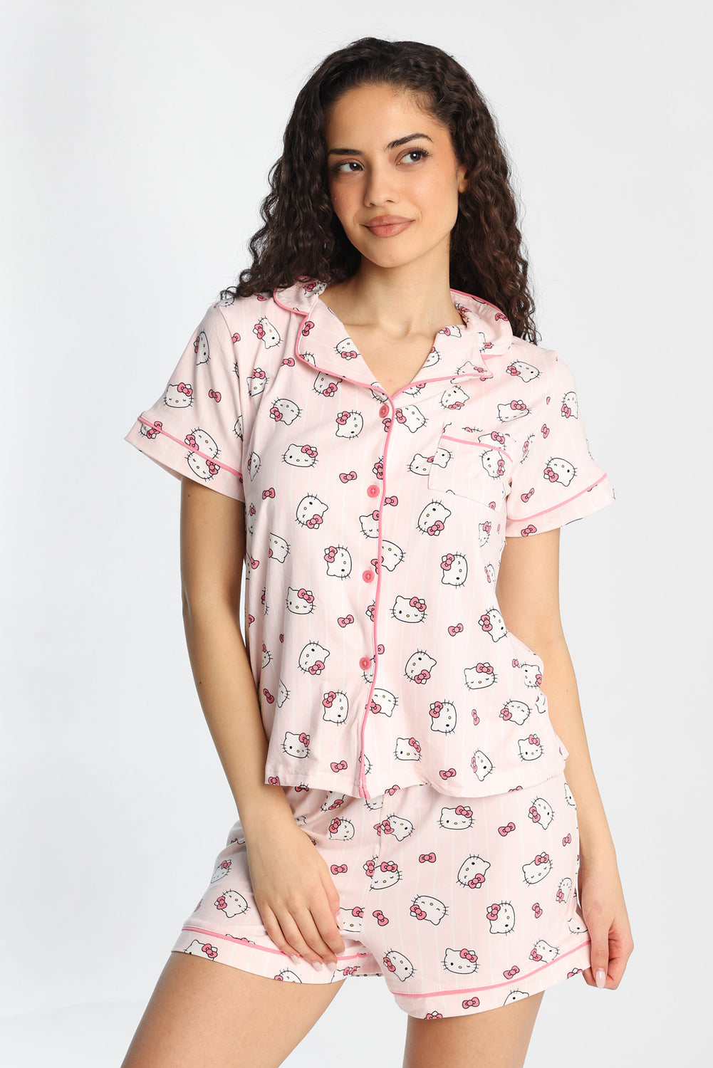 Ensemble chemise et short pyjama imprimé Hello Kitty Ensemble chemise et short pyjama imprimé Hello Kitty