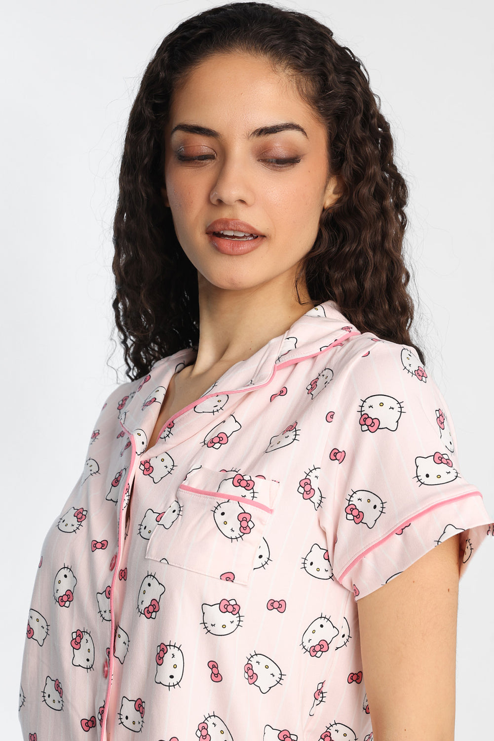 Ensemble chemise et short pyjama imprimé Hello Kitty Ensemble chemise et short pyjama imprimé Hello Kitty