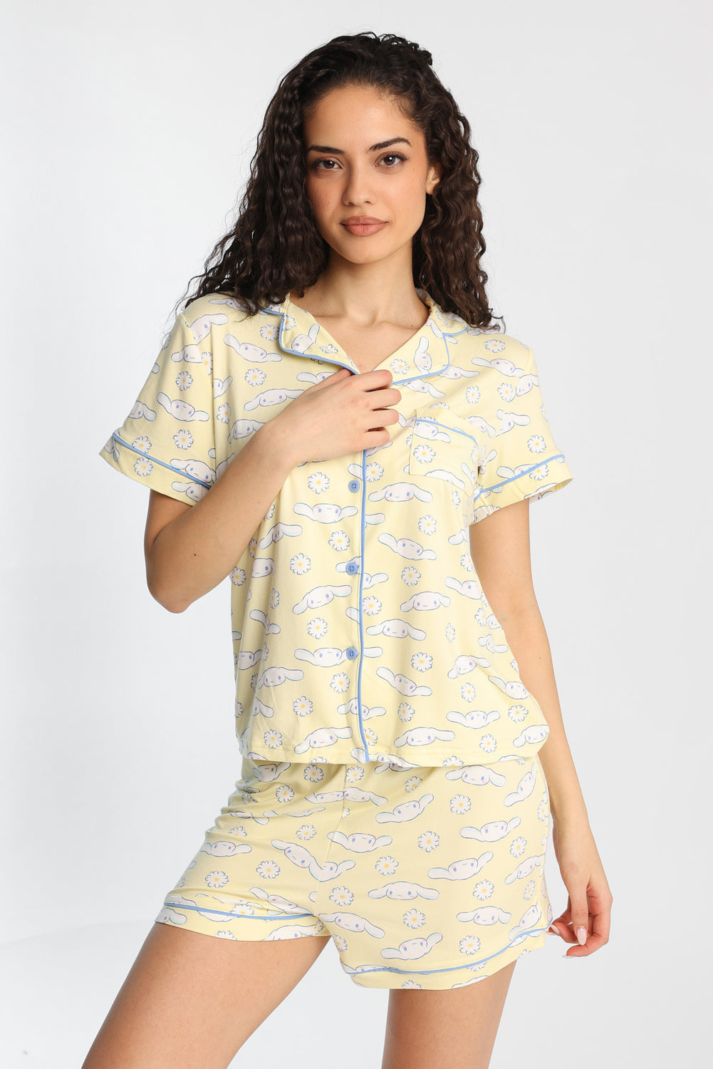 Ensemble chemise et short pyjama imprimé floral Cinnamoroll Ensemble chemise et short pyjama imprimé floral Cinnamoroll