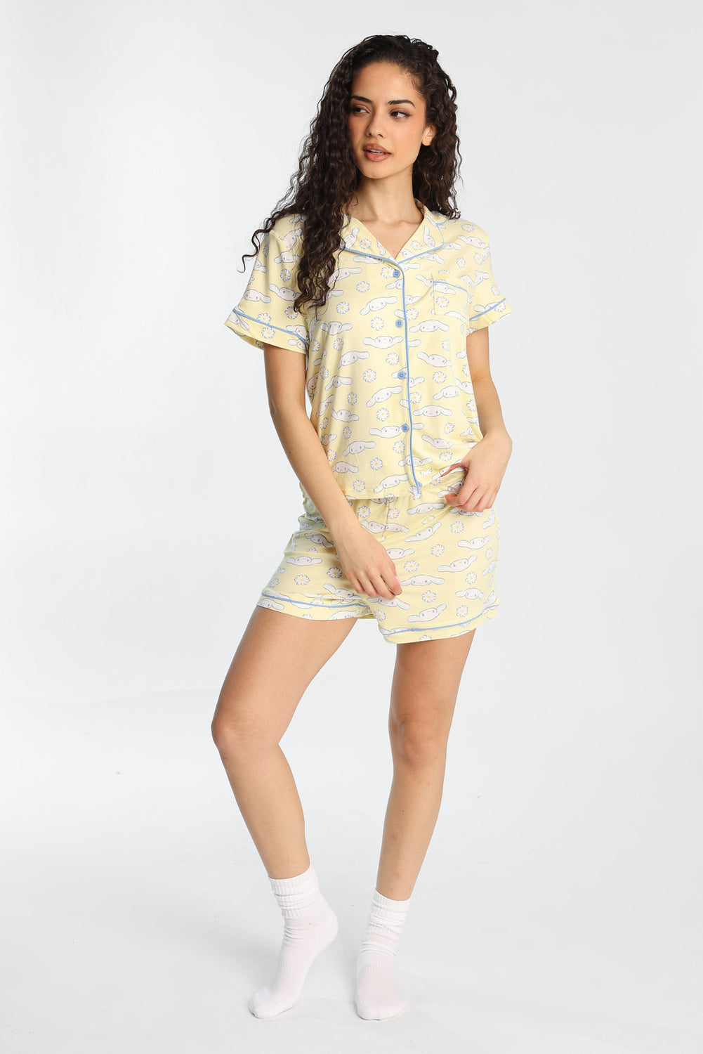 Ensemble chemise et short pyjama imprimé floral Cinnamoroll Ensemble chemise et short pyjama imprimé floral Cinnamoroll