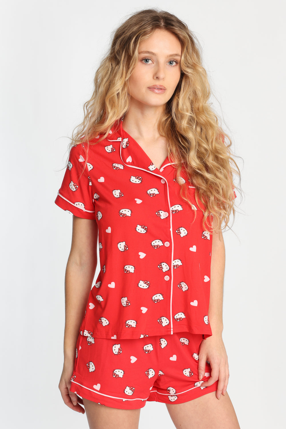 Ensemble chemise et short pyjama coupe Dad super doux imprimés Hello Kitty Ensemble chemise et short pyjama coupe Dad super doux imprimés Hello Kitty