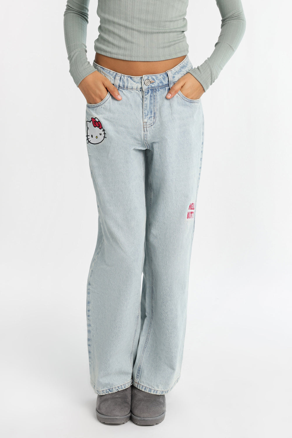 Jean ample taille basse à broderies Hello Kitty Jean ample taille basse à broderies Hello Kitty