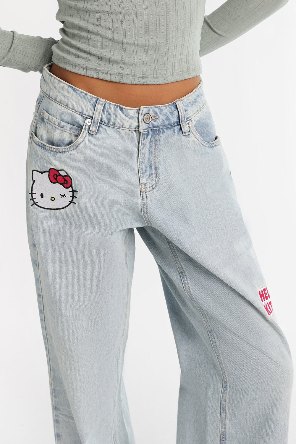 Jean ample taille basse à broderies Hello Kitty Jean ample taille basse à broderies Hello Kitty