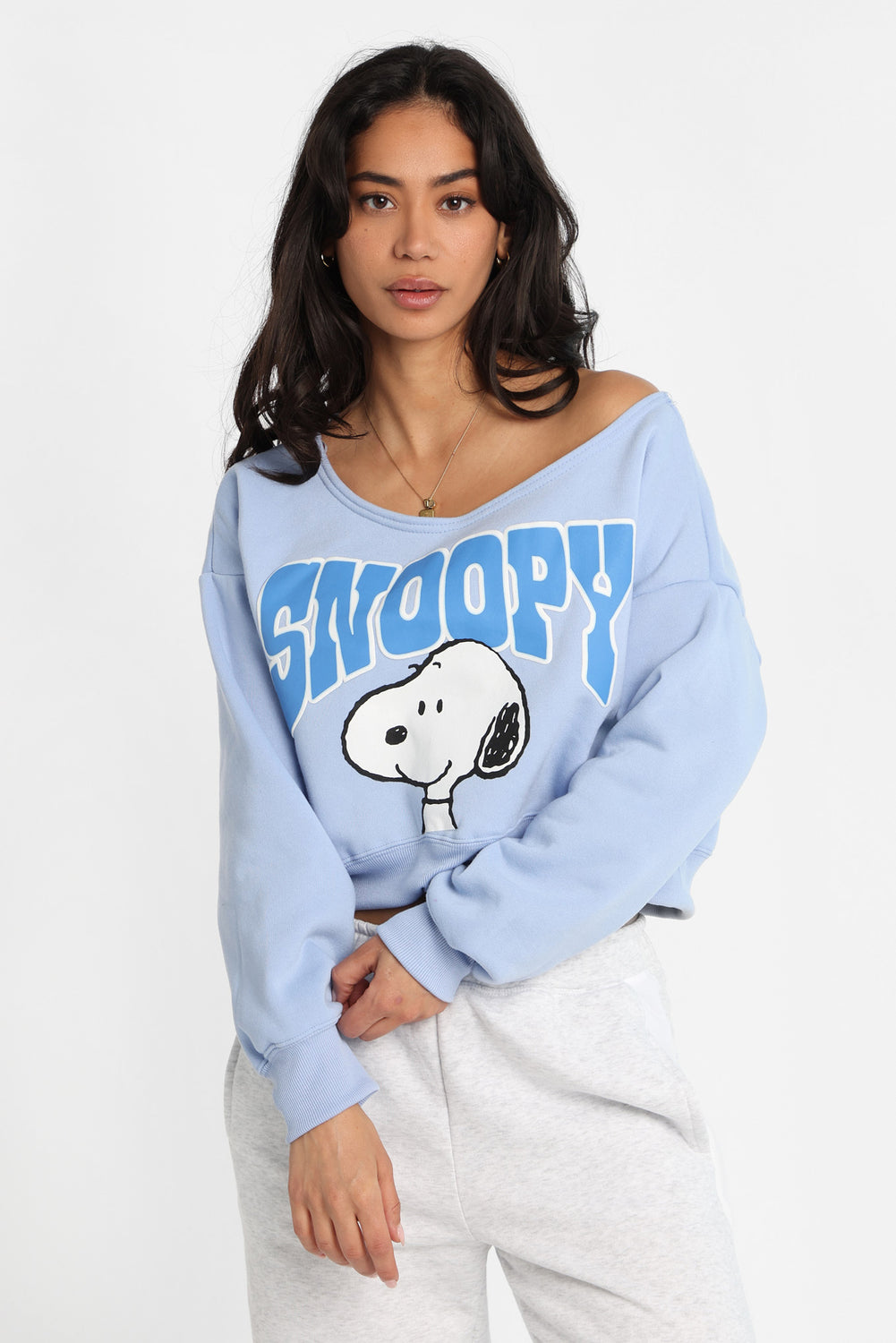 Sweatshirt à épaules dénudées imprimé Peanuts Snoopy Sweatshirt à épaules dénudées imprimé Peanuts Snoopy