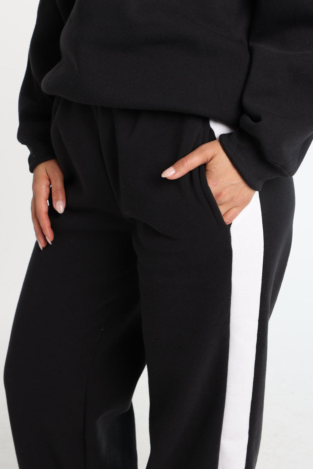 Jogger en molleton à jambe large imprimé Hello Kitty Jogger en molleton à jambe large imprimé Hello Kitty