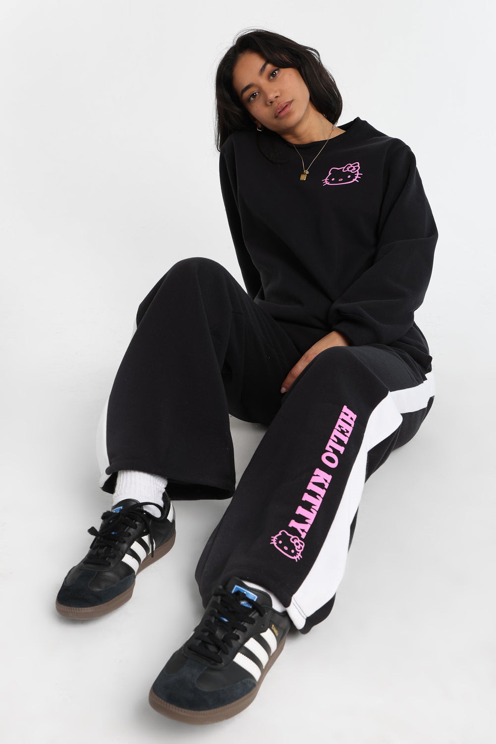 Jogger en molleton à jambe large imprimé Hello Kitty Jogger en molleton à jambe large imprimé Hello Kitty