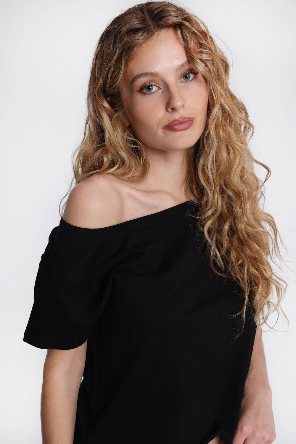 Aéropostale Off-Shoulder Short Sleeve Oversized Tee Aéropostale Off-Shoulder Short Sleeve Oversized Tee