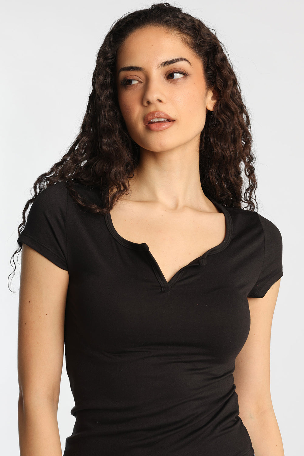 T-shirt ajusté à col fendu et manches courtes AERO T-shirt ajusté à col fendu et manches courtes AERO