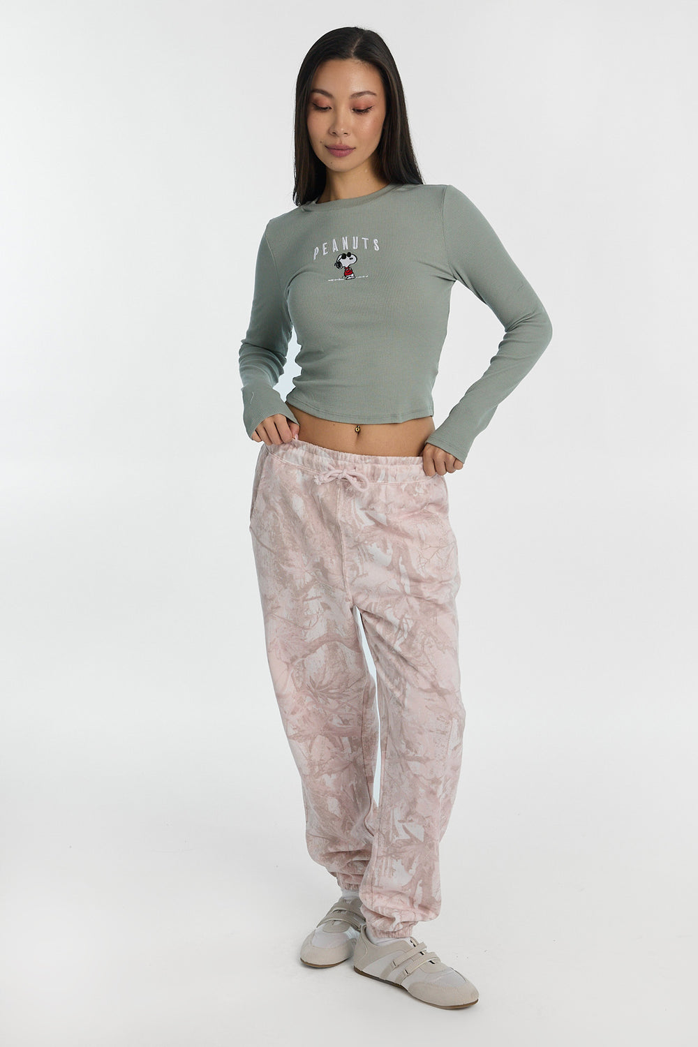 T-shirt ajusté à manches longues Peanuts Snoopy brodé T-shirt ajusté à manches longues Peanuts Snoopy brodé