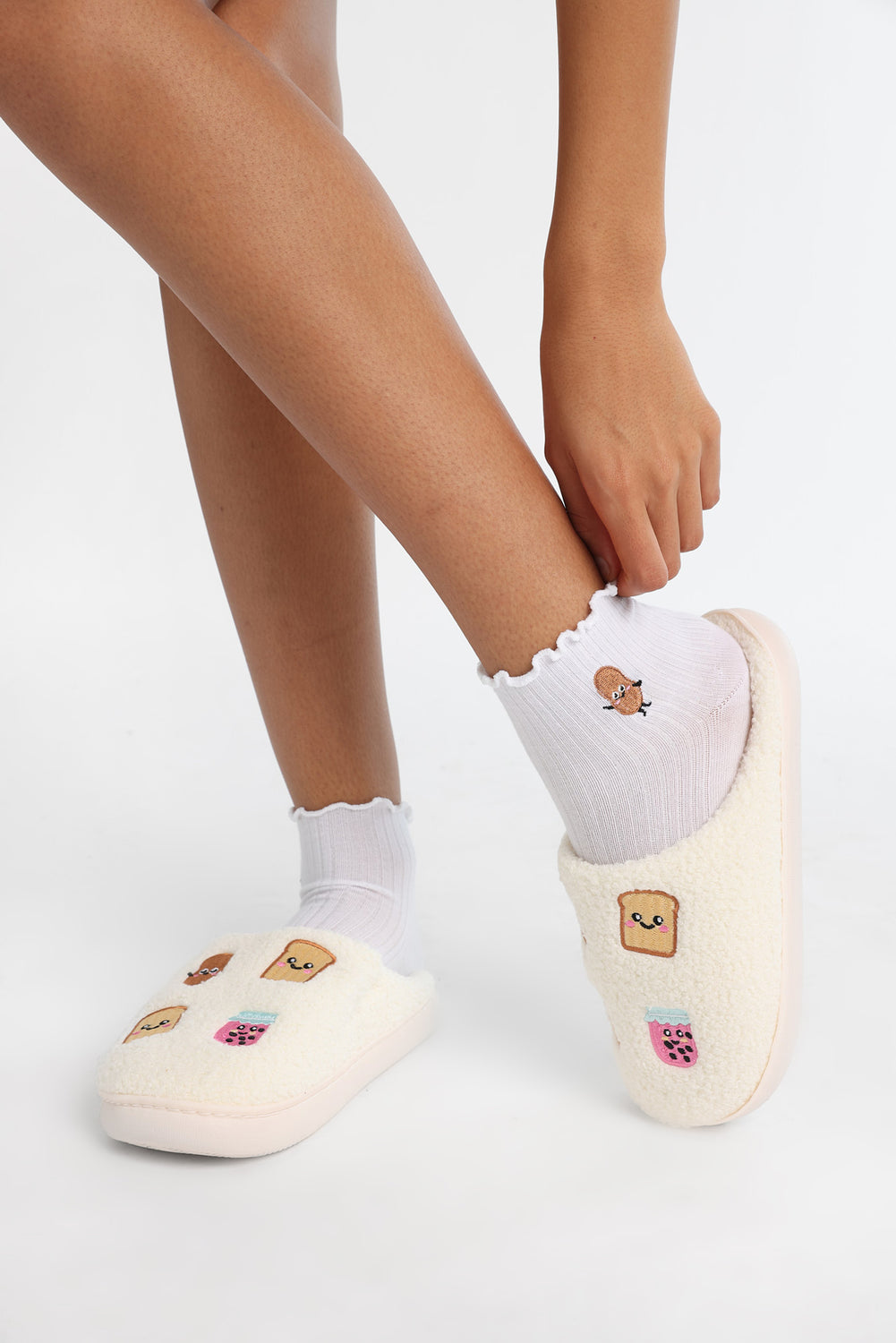 Ensemble de pantoufles et chaussettes en peluche graphique AERO Ensemble de pantoufles et chaussettes en peluche graphique AERO
