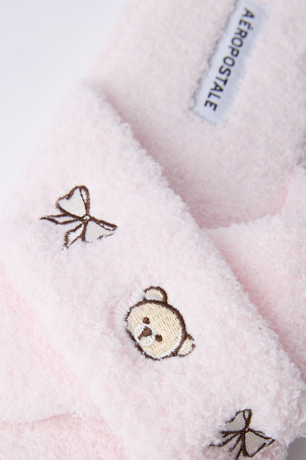 Pantoufles en bouclée pelucheuse croisées avec broderie Pantoufles en bouclée pelucheuse croisées avec broderie