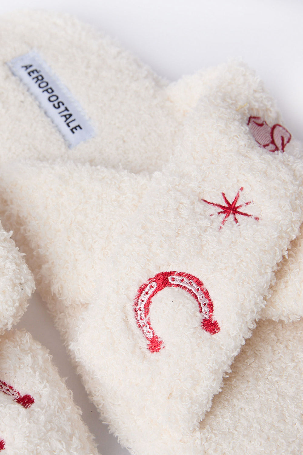 Pantoufles en bouclée pelucheuse croisées avec broderie Pantoufles en bouclée pelucheuse croisées avec broderie