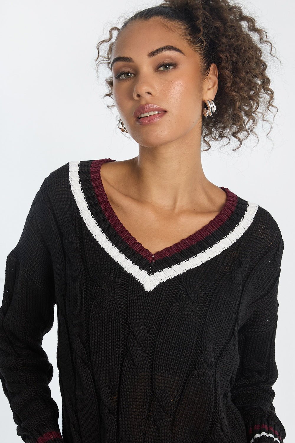 Chandail surdimensionné à col en V en tricot torsadé AERO Chandail surdimensionné à col en V en tricot torsadé AERO