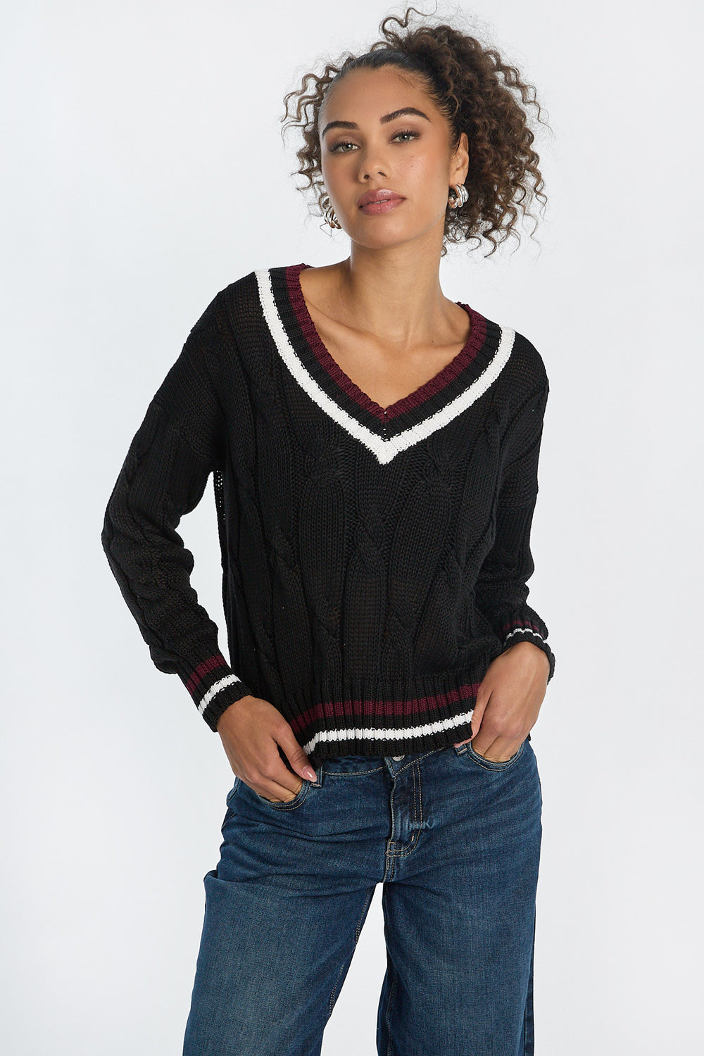 Chandail surdimensionné à col en V en tricot torsadé AERO Chandail surdimensionné à col en V en tricot torsadé AERO