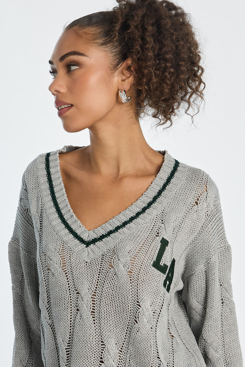 Chandail surdimensionné à col en V en tricot torsadé AERO Chandail surdimensionné à col en V en tricot torsadé AERO