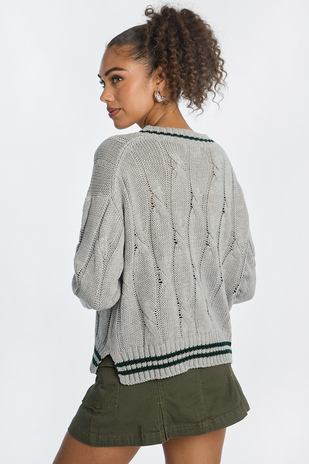 Chandail surdimensionné à col en V en tricot torsadé AERO Chandail surdimensionné à col en V en tricot torsadé AERO