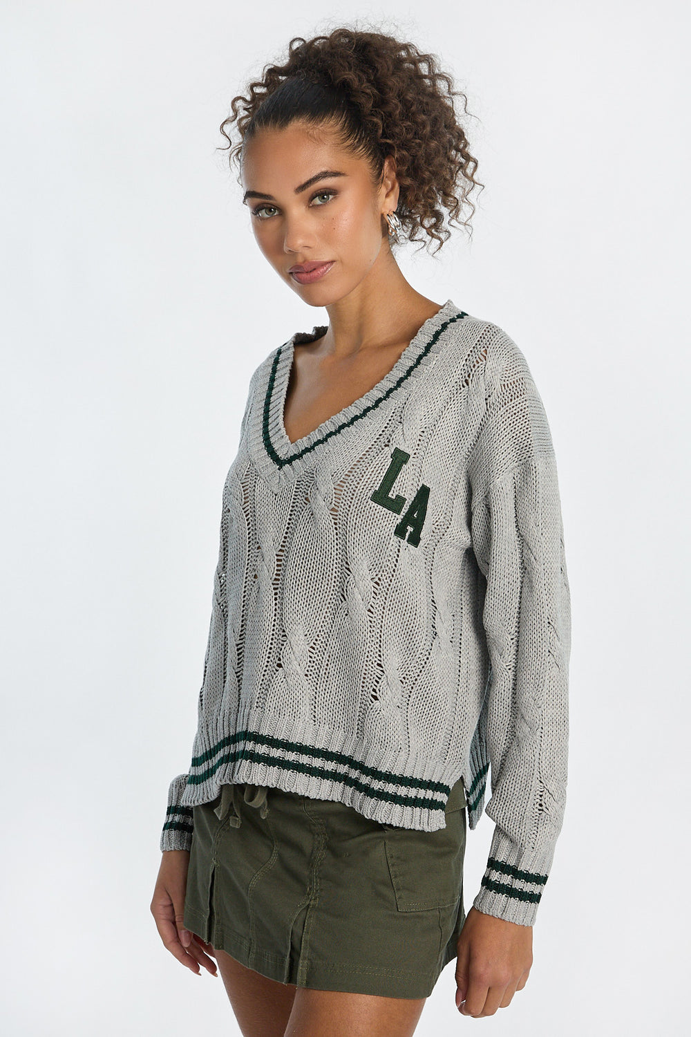 Chandail surdimensionné à col en V en tricot torsadé AERO Chandail surdimensionné à col en V en tricot torsadé AERO