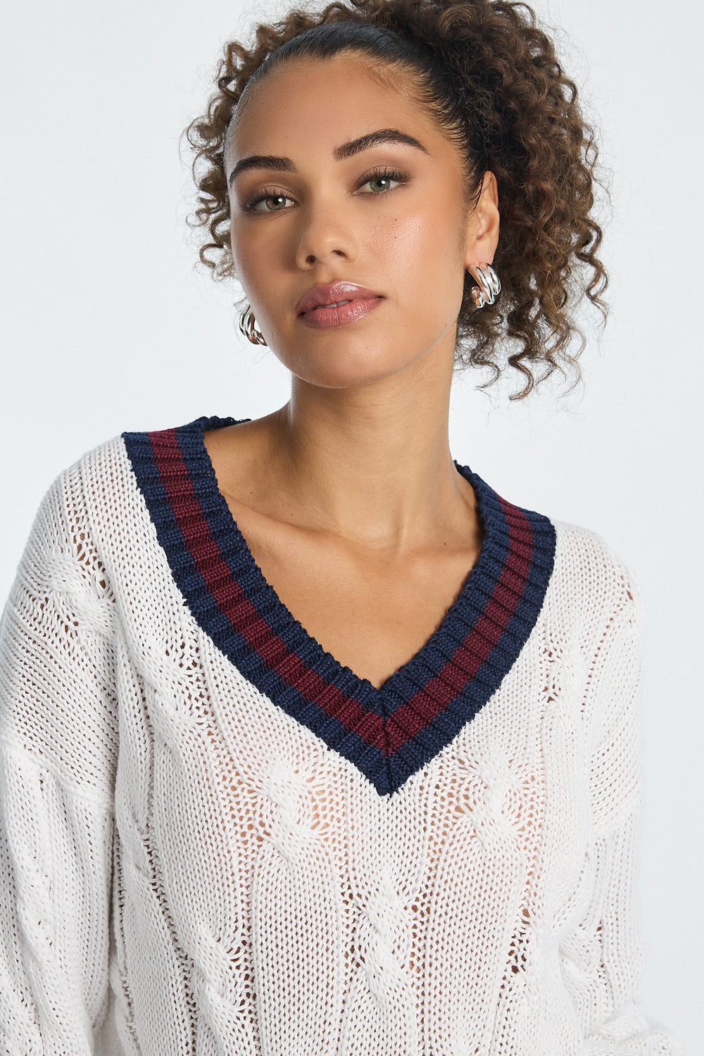Chandail surdimensionné à col en V en tricot torsadé AERO Chandail surdimensionné à col en V en tricot torsadé AERO