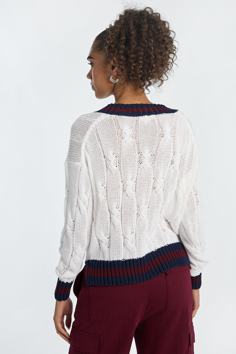 Chandail surdimensionné à col en V en tricot torsadé AERO Chandail surdimensionné à col en V en tricot torsadé AERO