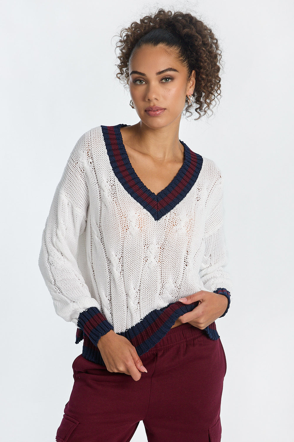 Chandail surdimensionné à col en V en tricot torsadé AERO Chandail surdimensionné à col en V en tricot torsadé AERO