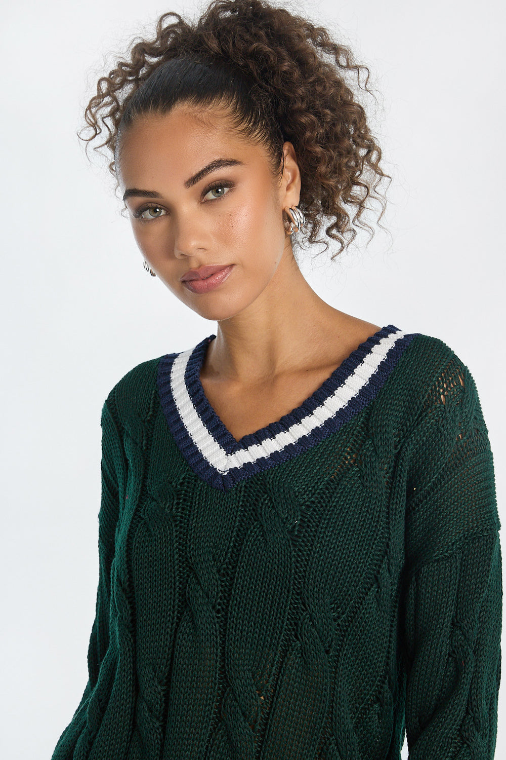 Chandail surdimensionné à col en V en tricot torsadé AERO Chandail surdimensionné à col en V en tricot torsadé AERO