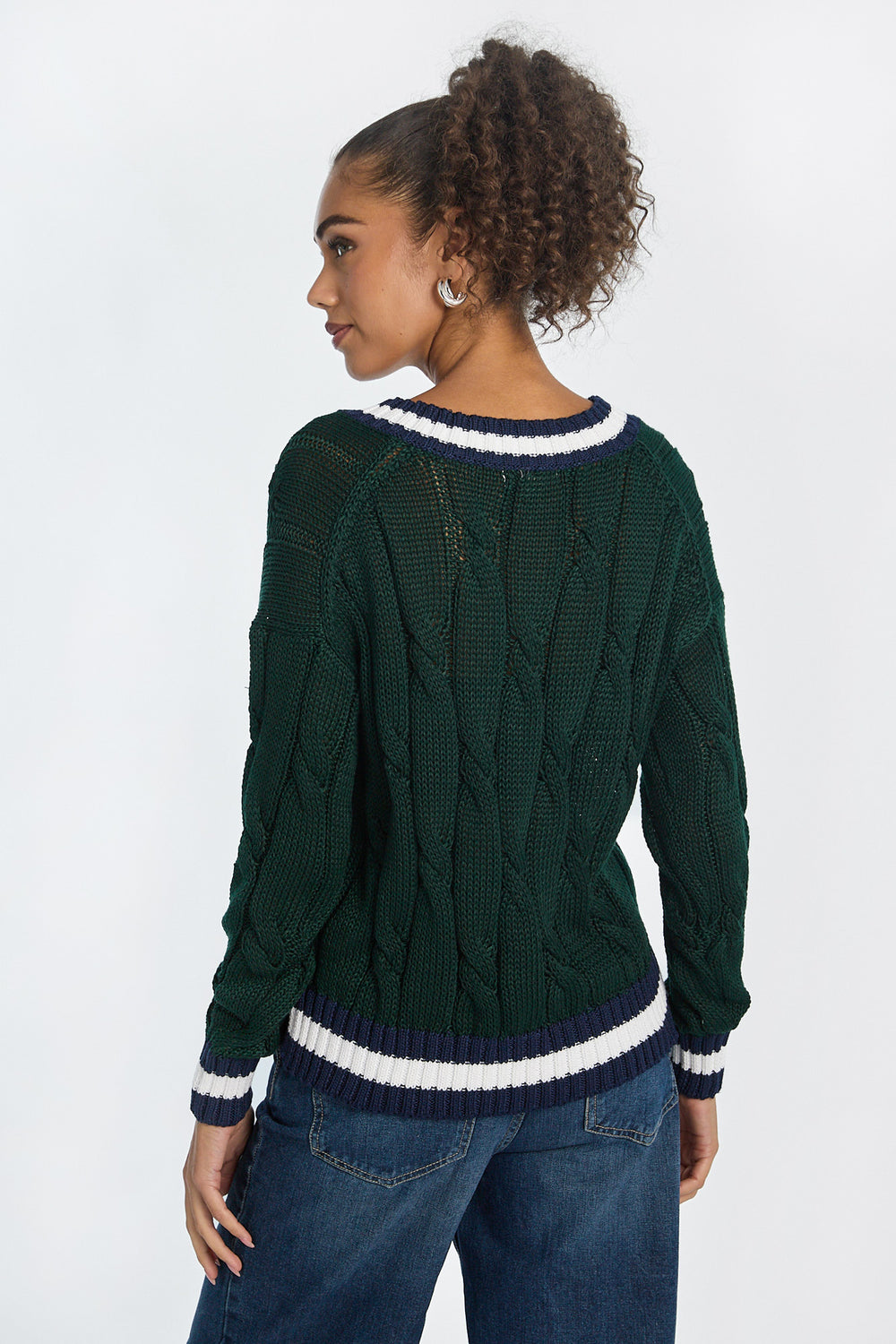 Chandail surdimensionné à col en V en tricot torsadé AERO Chandail surdimensionné à col en V en tricot torsadé AERO
